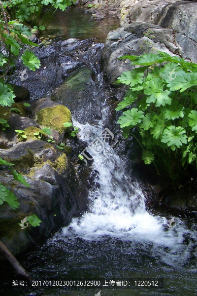 山溪流中的瀑布