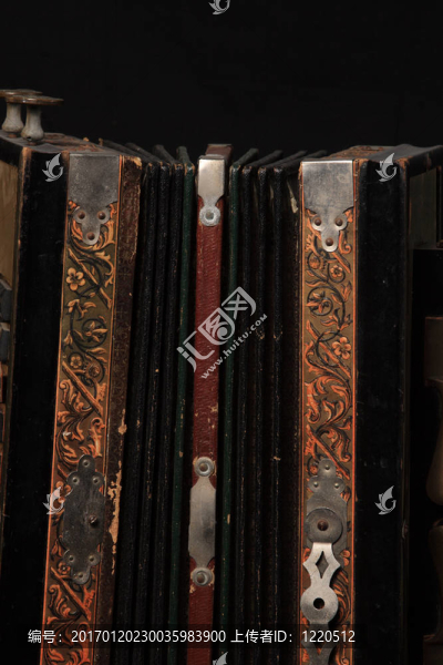 黑色背景下的古老手風(fēng)琴