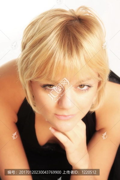 在白色長笛手回來的肖像