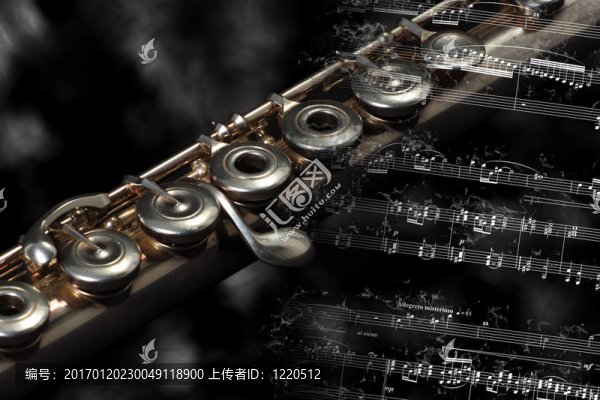 銀笛樂器在燃燒的樂譜上休息