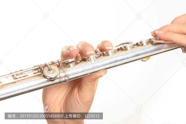 演奏長笛-匯圖網(wǎng) www.fosd68.com 演奏長笛
