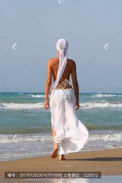 美麗的年輕女子在海邊放松