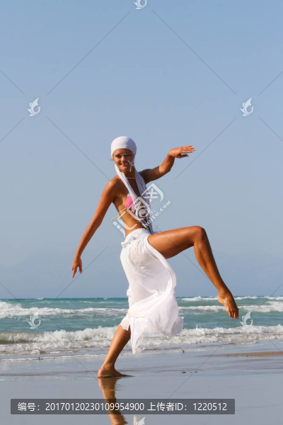 美麗的女孩在海灘上冥想