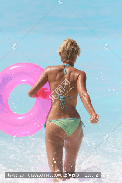 漂亮的金發(fā)女人，享受希臘的愛奧尼亞海