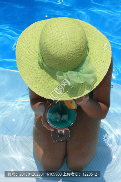 藍色游泳池里的女人