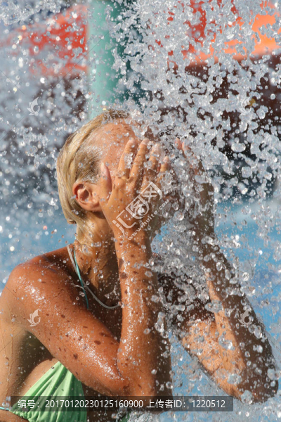 年輕漂亮的金發(fā)女開心的笑曬比基尼在下雨或夏天在海灘淋浴