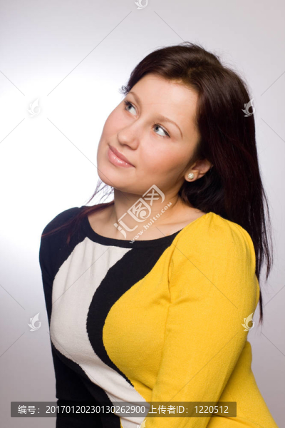 思想中的漂亮的年輕女人