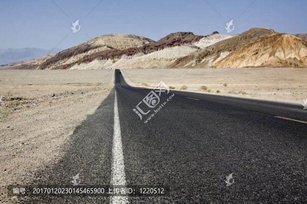 黑色的路