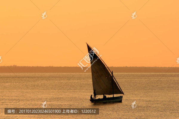 莫桑比克單桅帆船在日落