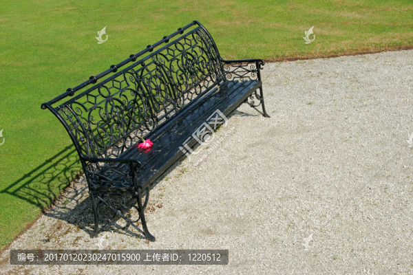 公園的長椅上