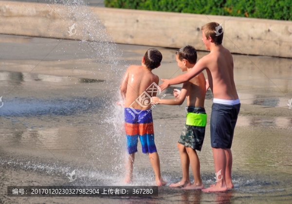 外國街頭戲水少年