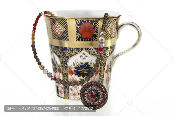 帶珠寶的豪華茶杯