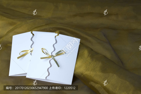 白色手工制作的邀請函