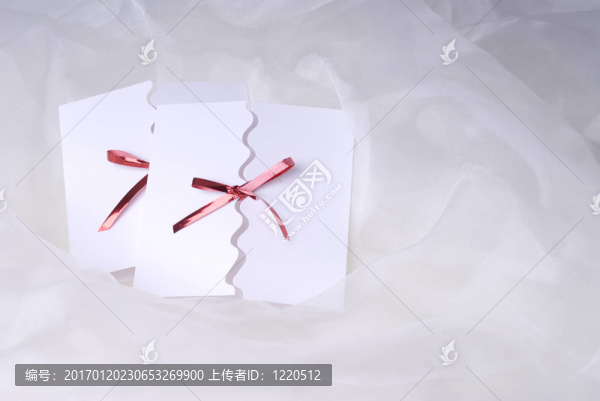 兩個(gè)白色的請柬