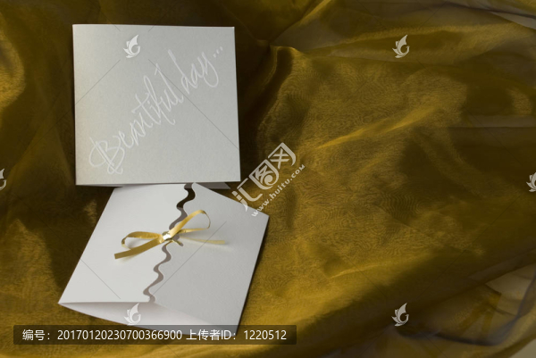 兩個(gè)白色的請(qǐng)柬-匯圖網(wǎng) www.fosd68.com 兩個(gè)白色的請(qǐng)柬