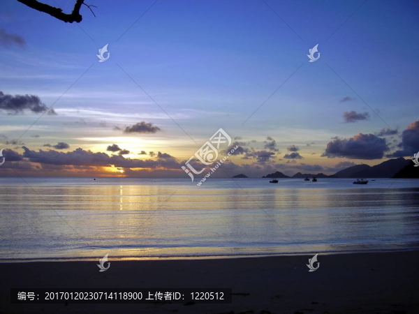 下降的島嶼上-匯圖網(wǎng) www.fosd68.com 下降的島嶼上