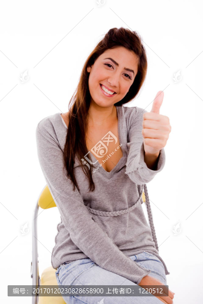 顯示豎起大拇指的女人