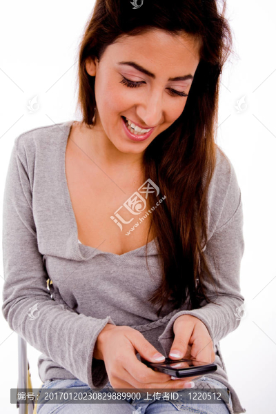 手機上的女人