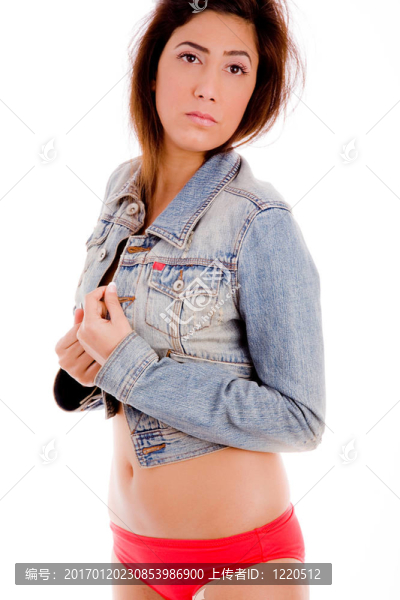 年輕的女人穿的外衣