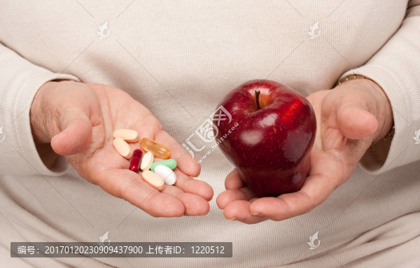 高級女子拿著藥丸和蘋果