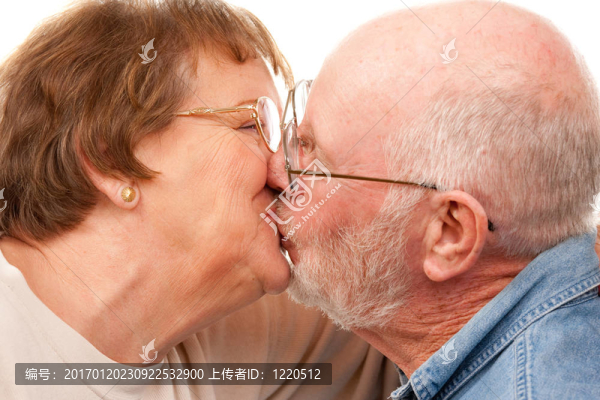 深情的老夫婦接吻