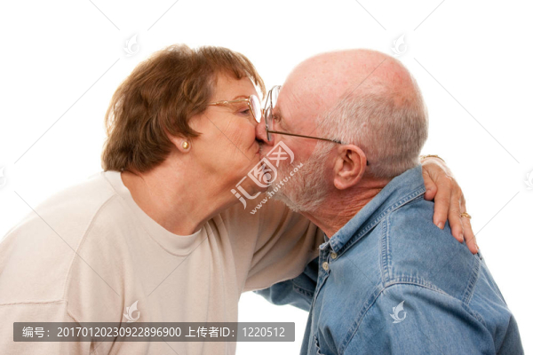 深情的老夫婦接吻