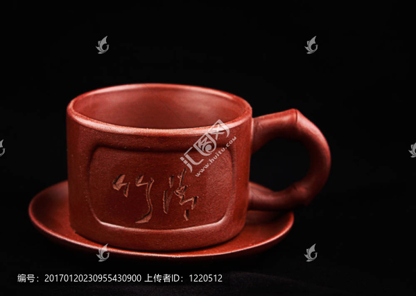 棕色杯和碟