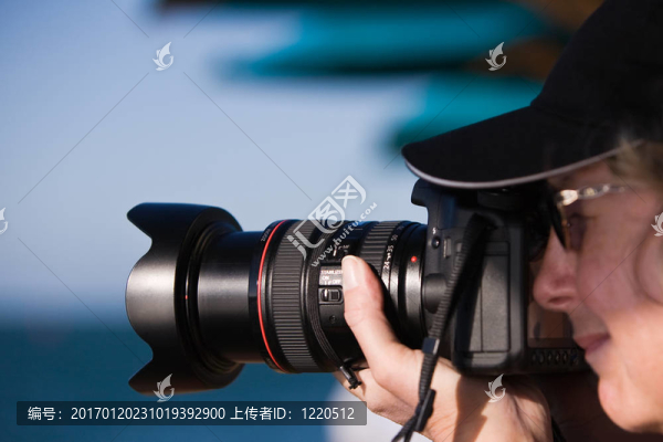 持親相機(jī)的女人