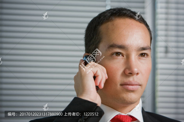 商務(wù)人士用手機(jī)手機(jī)