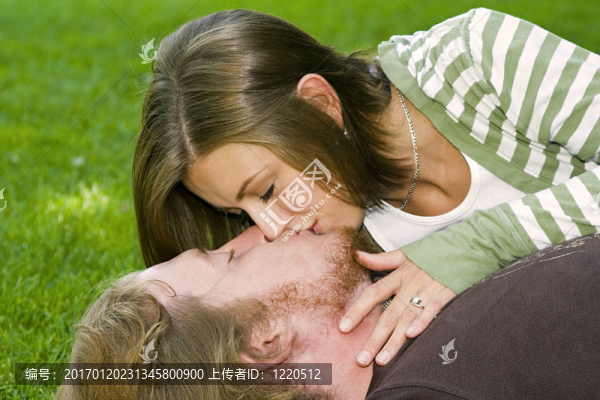 年輕夫婦在公園里接吻