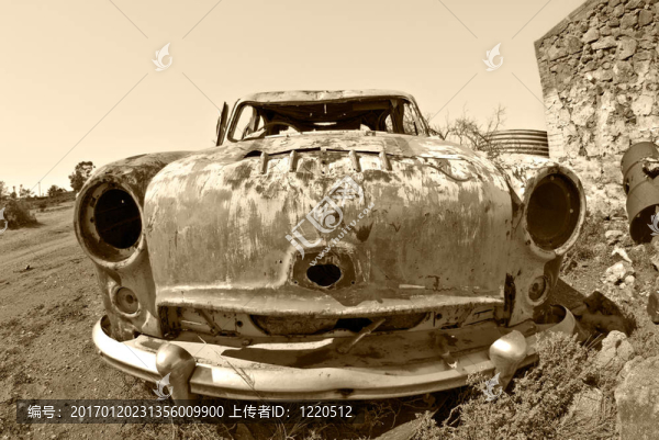 沙漠中的老車