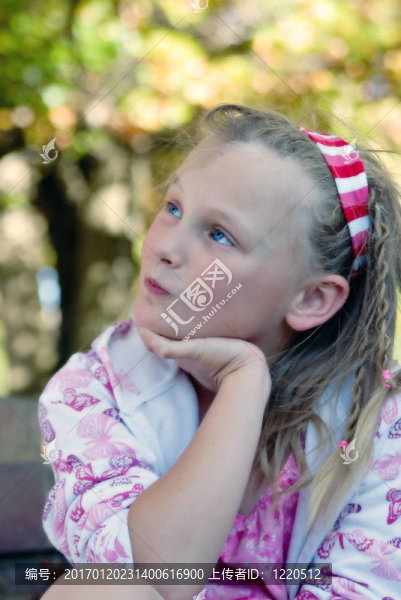 渴望的年輕女孩