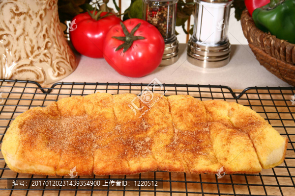 新鮮的肉桂面包
