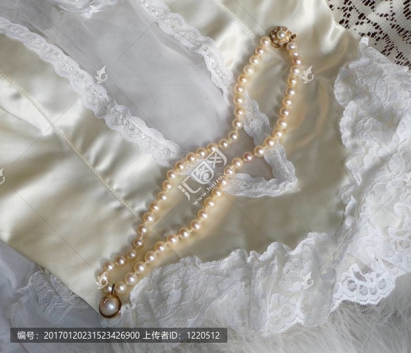 白色緞子內(nèi)衣和珍珠串