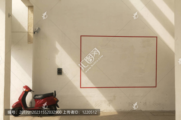 白墻；紅盒；紅色摩托車
