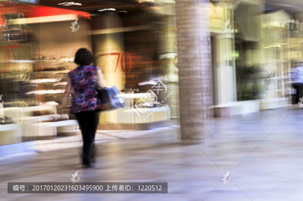 在購(gòu)物中心