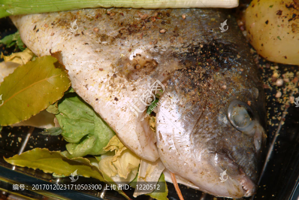 煎鯛魚(yú)與香料和蔬菜