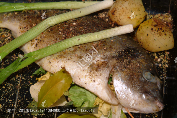 煎鯛魚與香料和蔬菜-匯圖網(wǎng) www.fosd68.com 煎鯛魚與香料和蔬菜