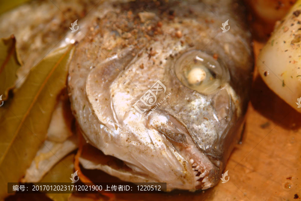 煎鯛魚與香料和蔬菜