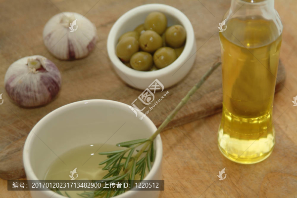 在一個(gè)白色的碗和一些油