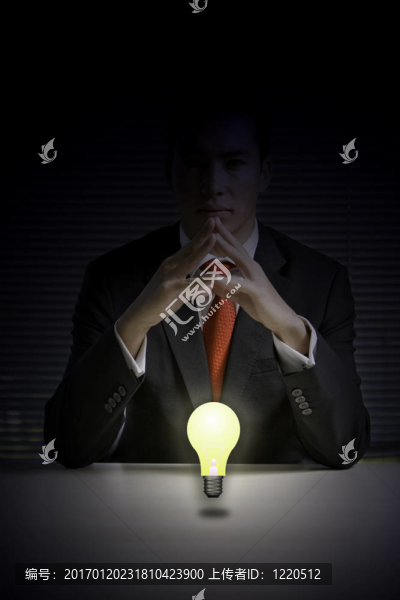 有發(fā)光燈泡的商人