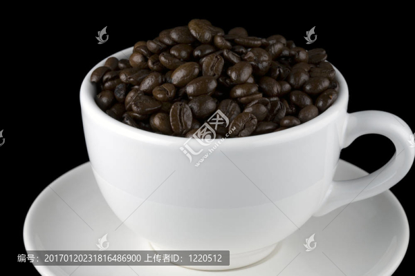 白色杯子和飛碟與咖啡豆