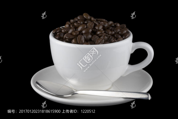 用匙和匙在白杯子里的咖啡豆