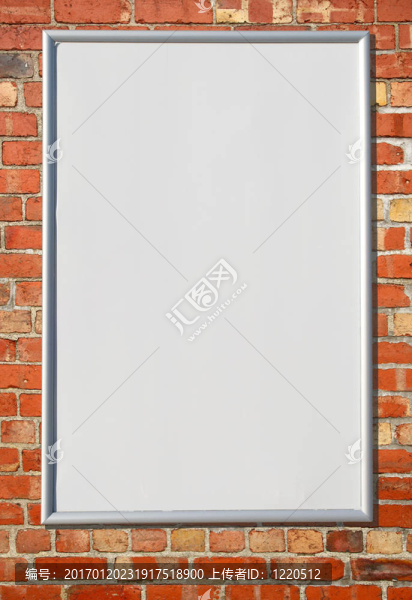 紅磚墻上的白色空白廣告牌。