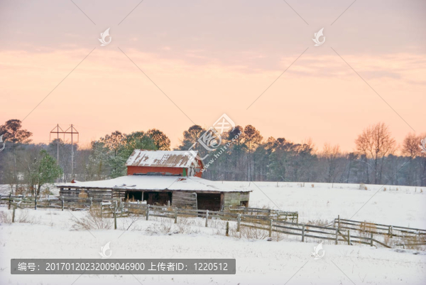 雪地里的舊谷倉