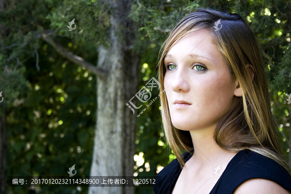 美麗的女孩在公園里穿著黑色的連衣裙