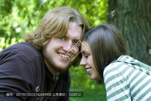 小兩口看著相機放下