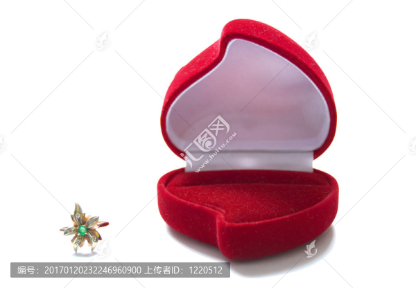 禮品盒和白色背景上的戒指。