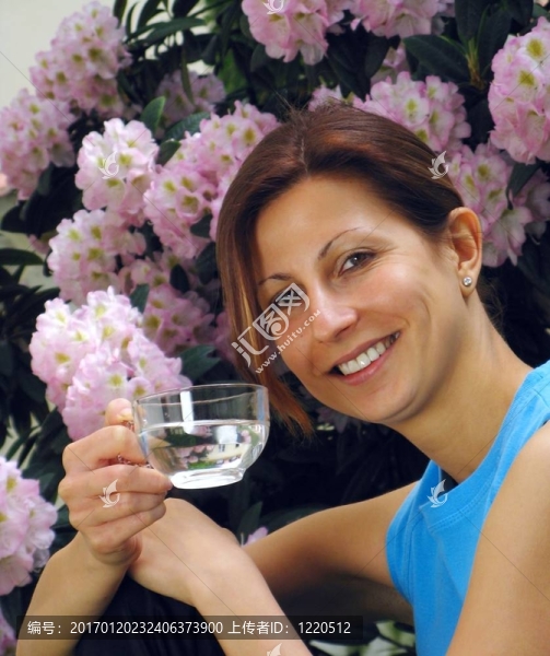 年輕女孩飲用水