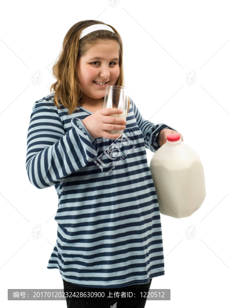孩子喝牛奶